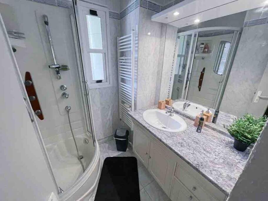 Appartement Spacieux Avec Parking Gratuit Sete Luaran gambar